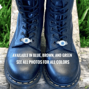 Sturdy leather boots in dark blue with laces, perfect for rugged use.